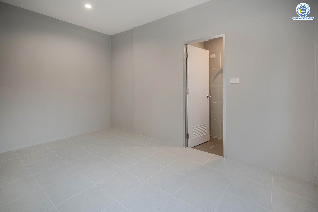 คฤหาสน์มือสองตกแต่งใหม่ โครงการ บ้านภาณุ ปิ่นเกล้า-บรมราชชนนี เนื้อที่ 142.7 ตร.ว. ฟังก์ชันจัดเต็ม 5 ห้องนอน 6 ห้องน้ำ 1 ห้องแม่บ้าน จอดรถได้ 4 คัน บนพื้นที่ใช้สอยเกือบ 451.5 ตร.ม. พร้อมพื้นที่สีเขียวสนามหญ้ากว้างขวาง ตอบโจทย์ครอบครัวใหญ่ บนทำเลศักยภาพ เชื่อมต่อทั้งถนนกาญจนาภิเษก และทางคู่ขนานลอยฟ้าบรมราชชนนี ใกล้ ม.มหิดล, สถานีขนส่งสายใต้ใหม่ และเซ็นทรัลปิ่นเกล้า